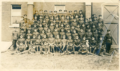 Group Photo Soldiers, 7 rows, standing in front of brick wall