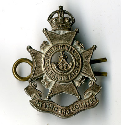 Maple leaf collar badge