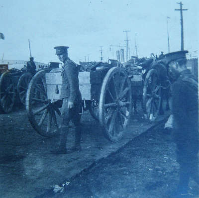 Lewis gun and 2 soldiers