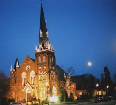 Knox Presbyterian Church, Oakville: illuminated at night.