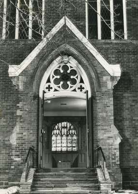 Knox Presbyterian Church, Oakville: doorway.