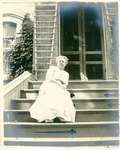 LH1334 Morphy, Miriam (Pellatt) on steps of home