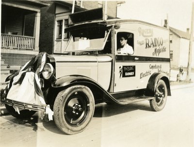 LH2852 Chapman's Auto Parade - Rogers Majestic Radios