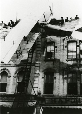 LH2586 Airplane crash, looking up from King Street