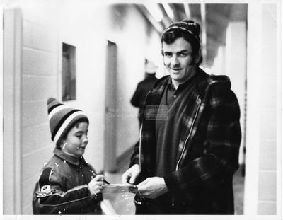 LH3168 Young hockey fans obtaining a hockey star's autograph