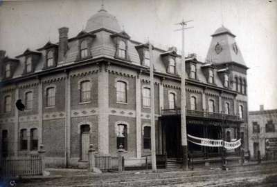 LH1089 Queen's Hotel - exterior