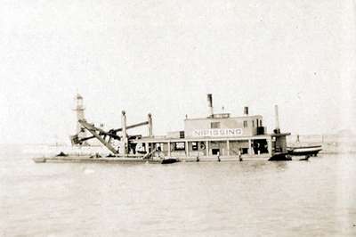 LH1032 Government Dredge - Whitby Harbor