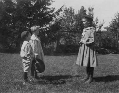 LH1358 H. E. Morphy's children playing outside