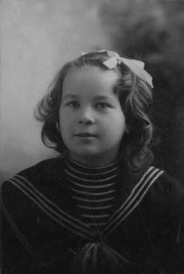 LH1359 Portrait of Miriam Morphy in a sailor suit