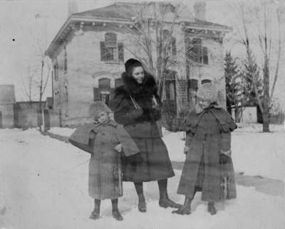 LH1361 Henry Edmund Morphy's children outside in winter.