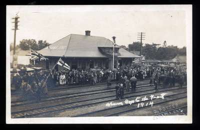 LH0267 Ontario Regiment at the Train Station