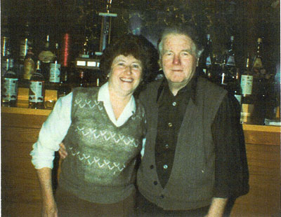 White, Betty and Bev at bar, Redwood Hotel - 1983 - RP0248