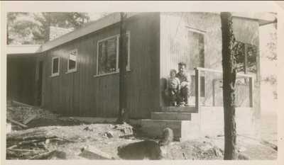 RI0181 - Dan Fraser with his father Allan Fraser - 1950 - get location