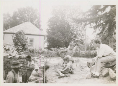 RI0185 - lt to rt - Lorne & Allan Fraser building stone foundation - Oak Street 1946-47 - list other people in picture