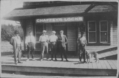 Waiting at Chaffeys Lock train station