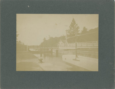 Chaffeys Lock with swing bridge