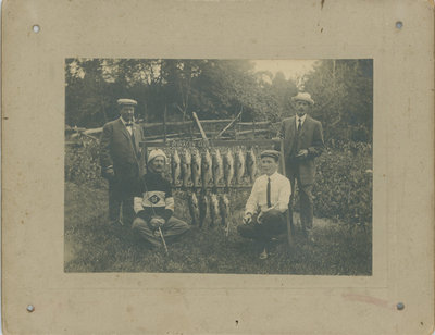 Tourists with fish at Opinacon Club