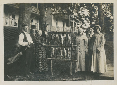 Laishley family and group at Idylwild Hotel (later Opinicon Hotel)