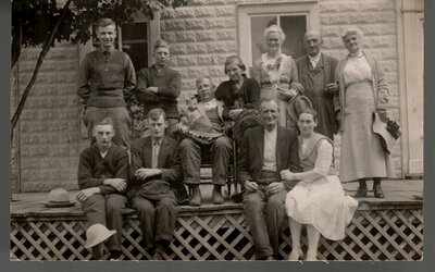 Family at Chaffey's possibly some members of  Reagan family c.1925. Woman in far right first row looks like Frances Reagan Davis