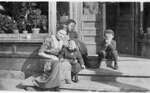 Elsie Kerr and unidentified children c.1915