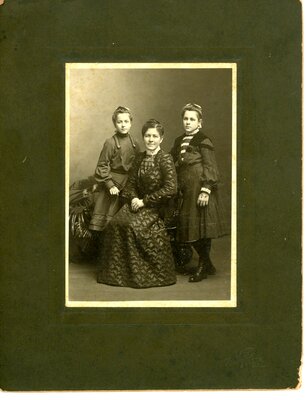 Mrs Edgar Warren and Daughters c1900