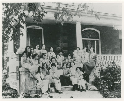 Mrs. Pierce and her Sunday School class in front of the Dan Davison House