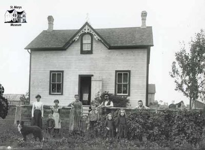 Large Family with a Farmhouse, c. 1902-1906