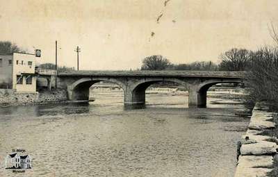 View of Victoria Bridge and the falls