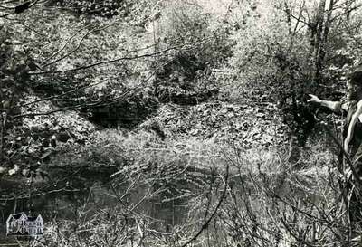 John Bell pointing out Sclater's Lime Kiln in the North Ward, ca. 1953