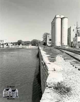 Looking north long the Thames River, 1984