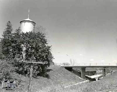 Queen Street overpass and the Water Tower, 1984