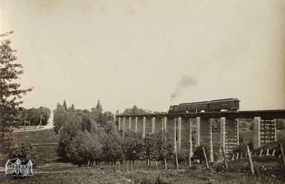 London railway viaduct with passenger train, 1901