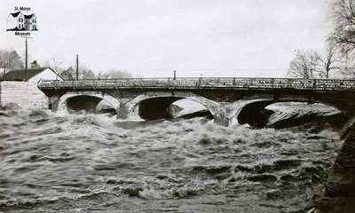 Water rushing under the Victoria bridge, 1947