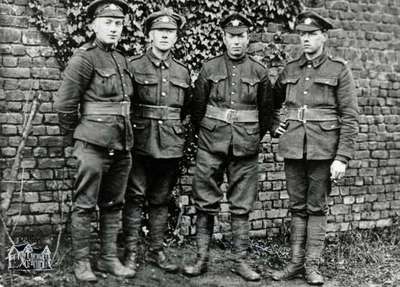 Bill Near and other soldiers, 1916