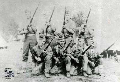 Soldiers posing with rifles - World War I