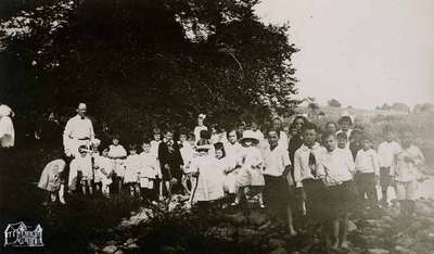 Group of First Presbyterians picnicking in Fairbairn's grove in 1921