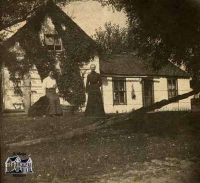 Mary McLeod Fairbairn and Nettie Fairbairn at farmhouse