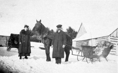 M. et Mme J. Batiste Terrien, de Rockland, à côté d'une voiture d'hiver appelé &quot;Cutter&quot;