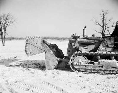 Crawler Tractor With Skid Shovel