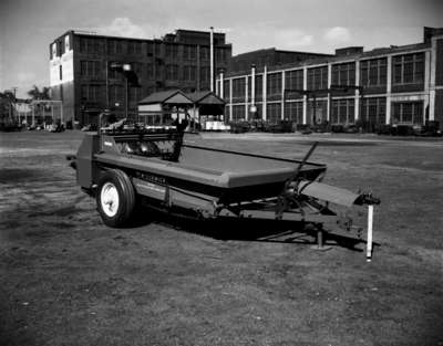 IHC McCormick 400A conveyor, beater, pull type manure spreader.