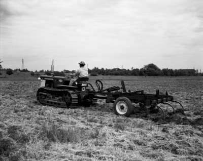 Ploughing with an IHC T-5 Crawler Tractor and an IHC McCormick 46 Chisel Plough.