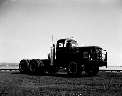 An IHC RDF 230 truck with a 3/4 front.