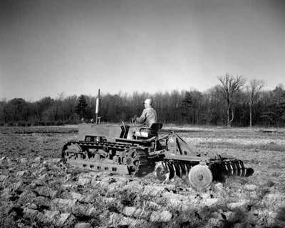 An IHC TD-5 crawler tractor with a tandem type disk harrows.