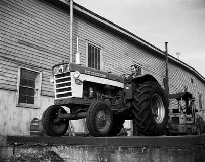 An IHC 560 tractor.