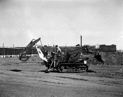 An IHC T5 crawler tractor with an IHC Wagner 60 tractor mounted backhoe.