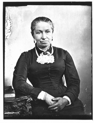 Portrait of a seated woman with a lace collar