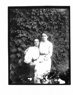 Outdoor portrait of Jennie and Mabel Keith.