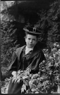 Outdoor portrait of an unidentified young lady wearing a "skimmer" hat.