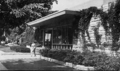 Wilmette Public Library featured on a postcard No.25