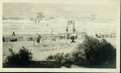 View of the Lake Michigan beach at Wilmette, Illinois about 1918